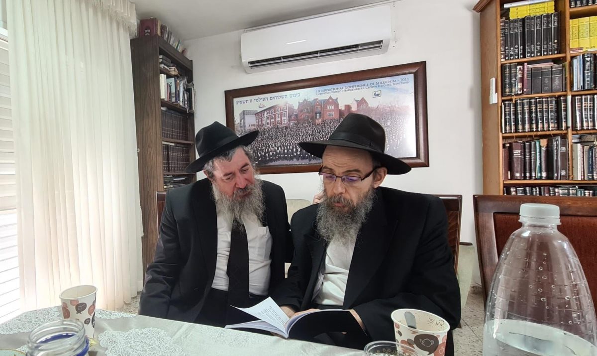 הגרב אוברלנדר אצל ידידו הרב לאופר. בית חבד