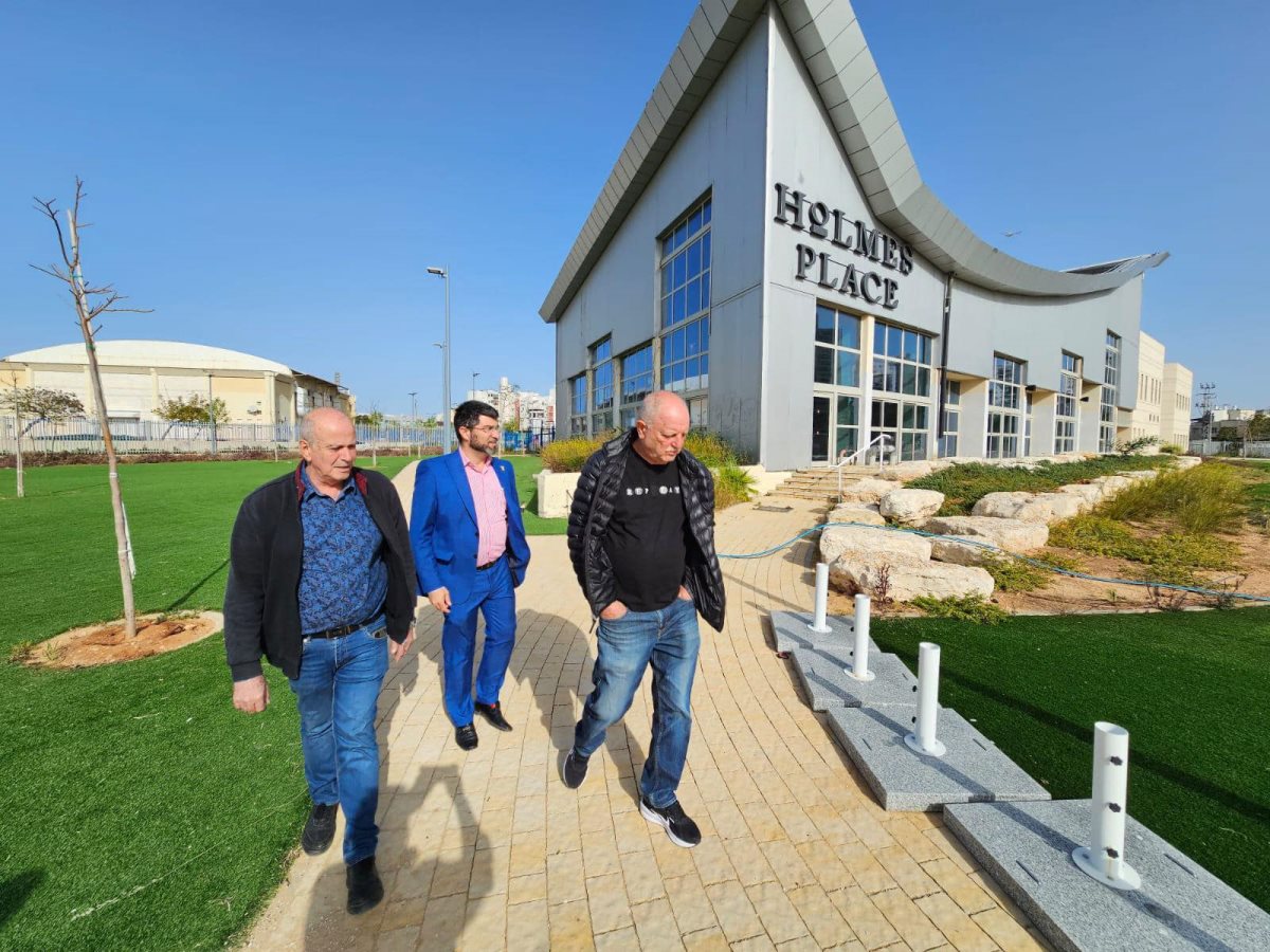 נכט על רקע הקאנטרי באשדוד