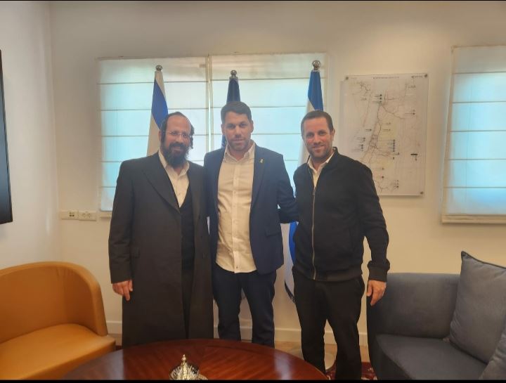 הרב טננהויז עם מנכ&quot;ל משרד התחבורה והמשנה למנכל. המצלם