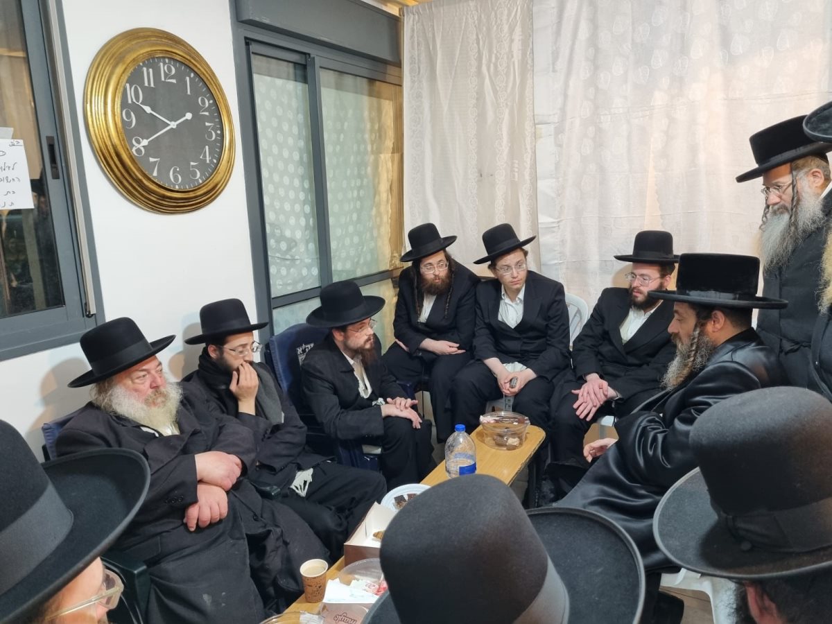 האדמור מפיטסבורג בניחום אבלים אצל רוטשילד-לב.צילום: באדיבות המצלם