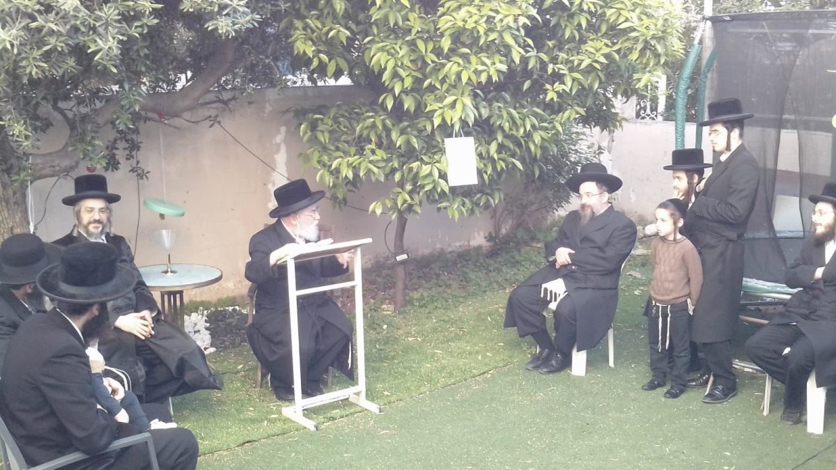 הרב יצחק משה ארלנגר בברכת האילנות אצל הרב הגר. קיר&quot;א