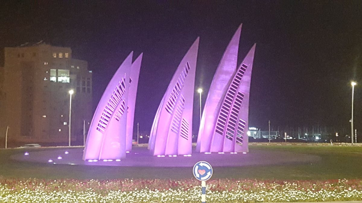 הכיכר מוארת בסגול. עיריית אשדוד