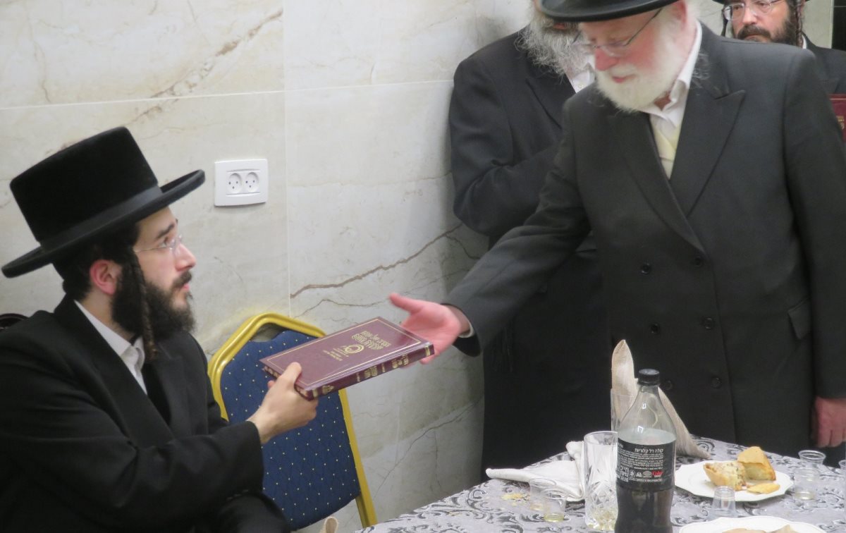 נכד האדמו"ר מעניק הגדה לר' אפרים וובר