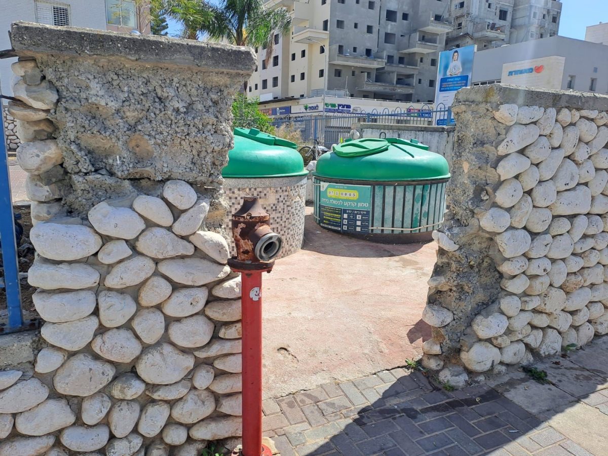 החומה הסדוקה בטרם תוקנה. דיירי רח&#39; הלל