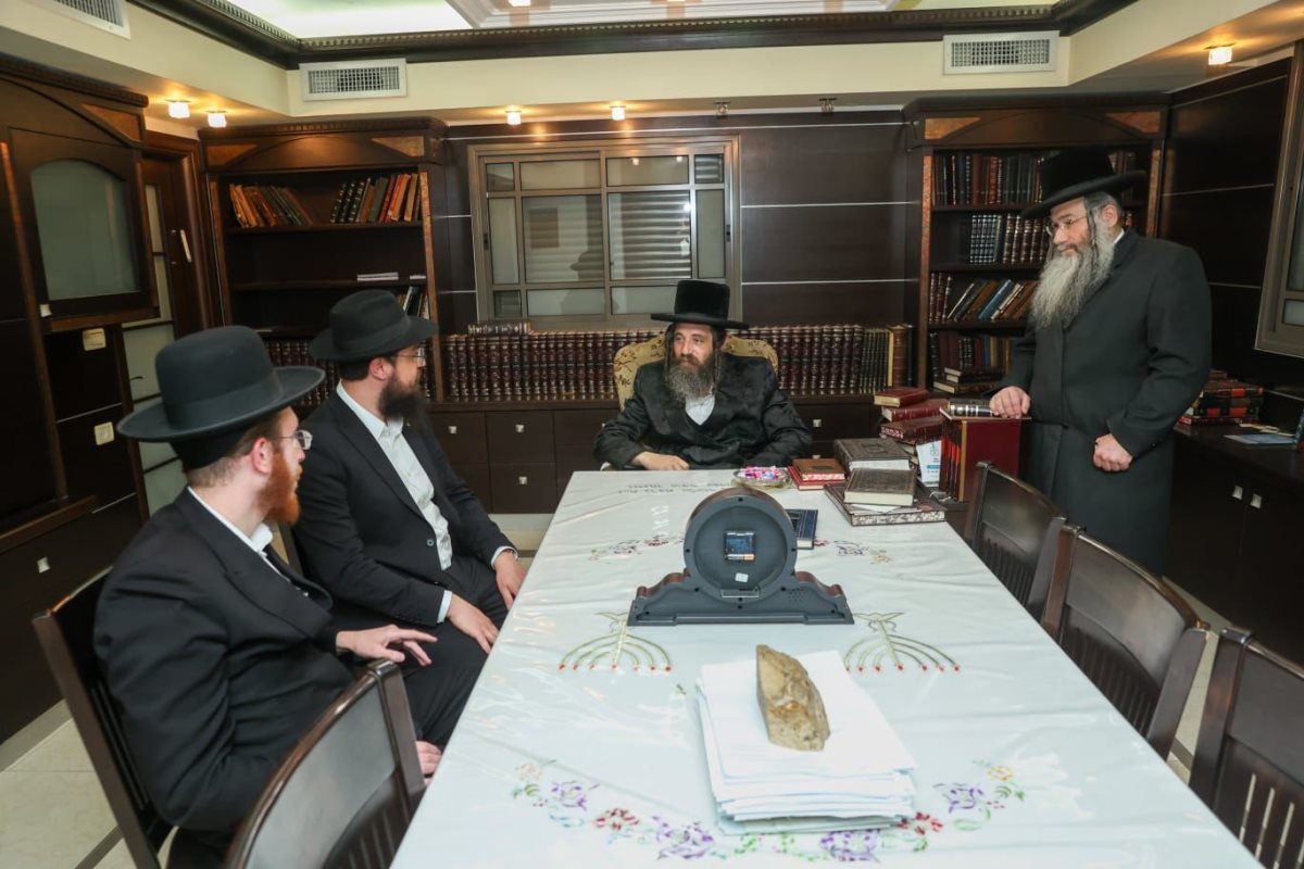 מנהלי הרשת במעונו של האדמו"ר מפיטסבורג שליט"א. א' מיכאלי