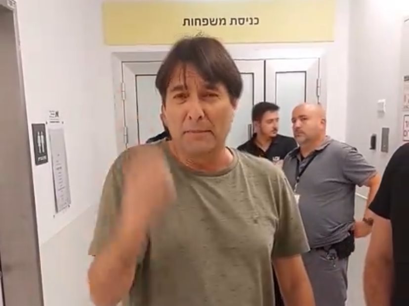 רן כרמי בוזגלו במחאה בבית החולים אסותא