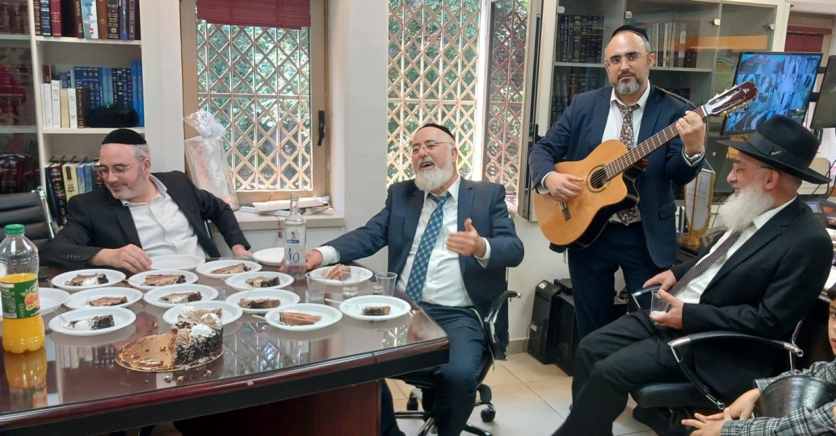 מסיבת יום הולדת בהפתעה להרב דהן. א&#39; מיכאלי
