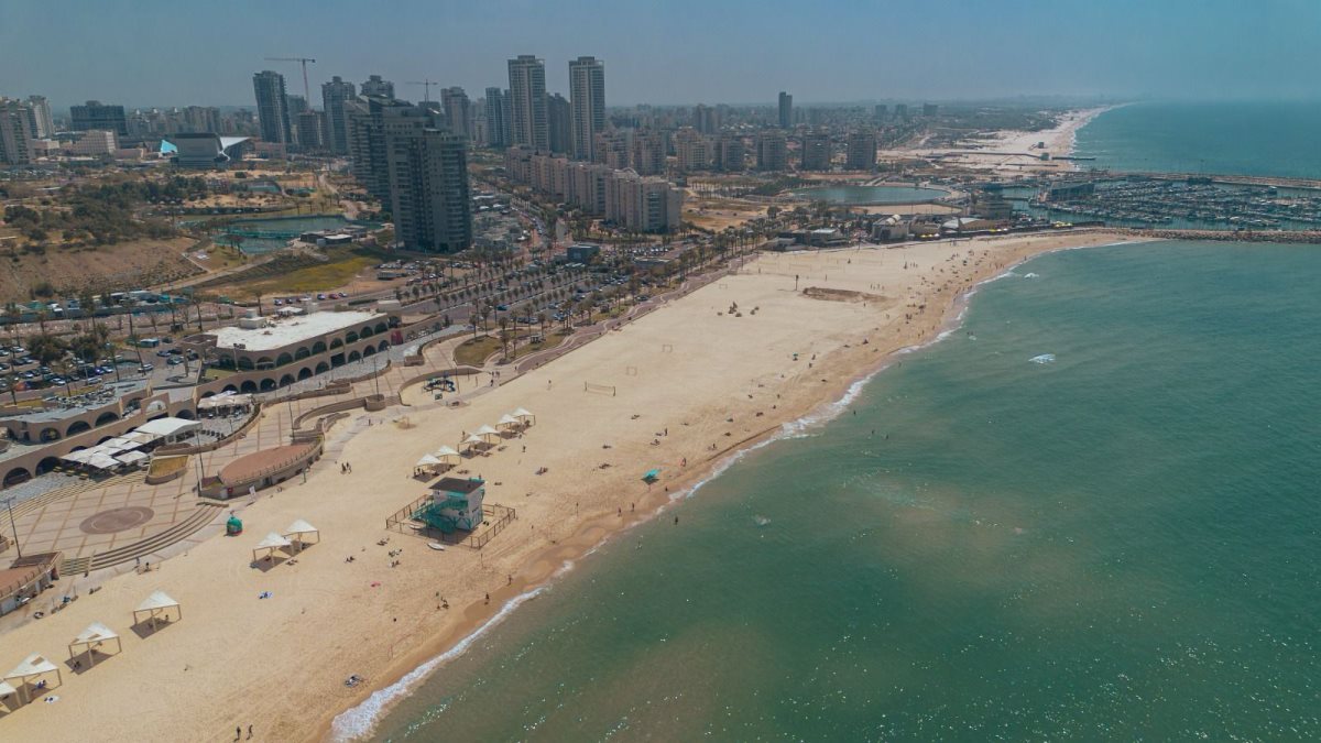 חופים מטופחים. חוף הים. מיקי אדרי