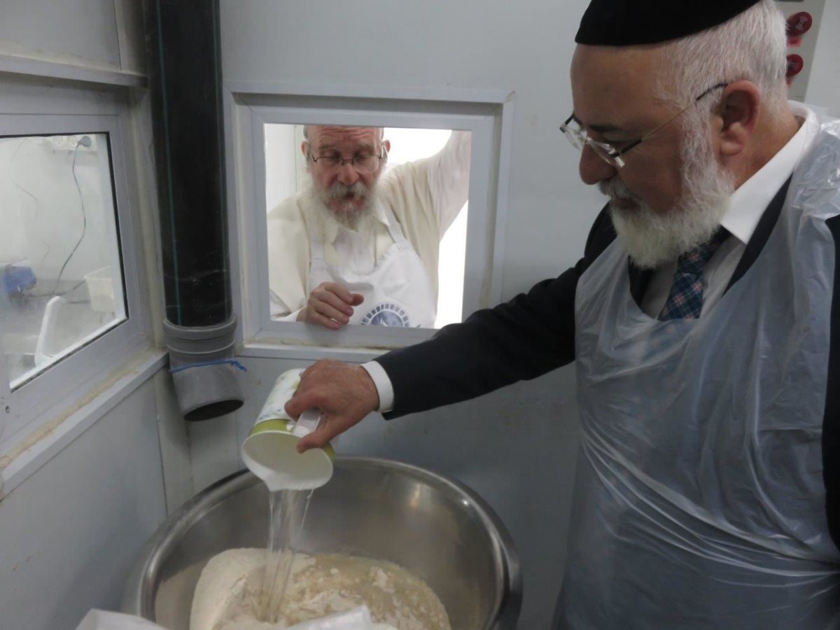 הרב דהן באפיית מצות. א&#39; מיכאלי