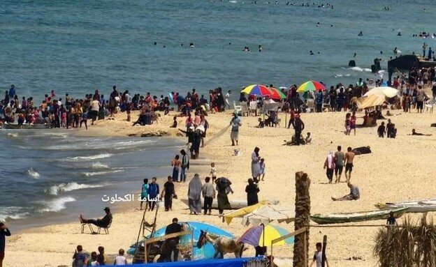 חוף הים בדיר אל-בלח שבמרכז הרצועה עמוס במבלים עזתים