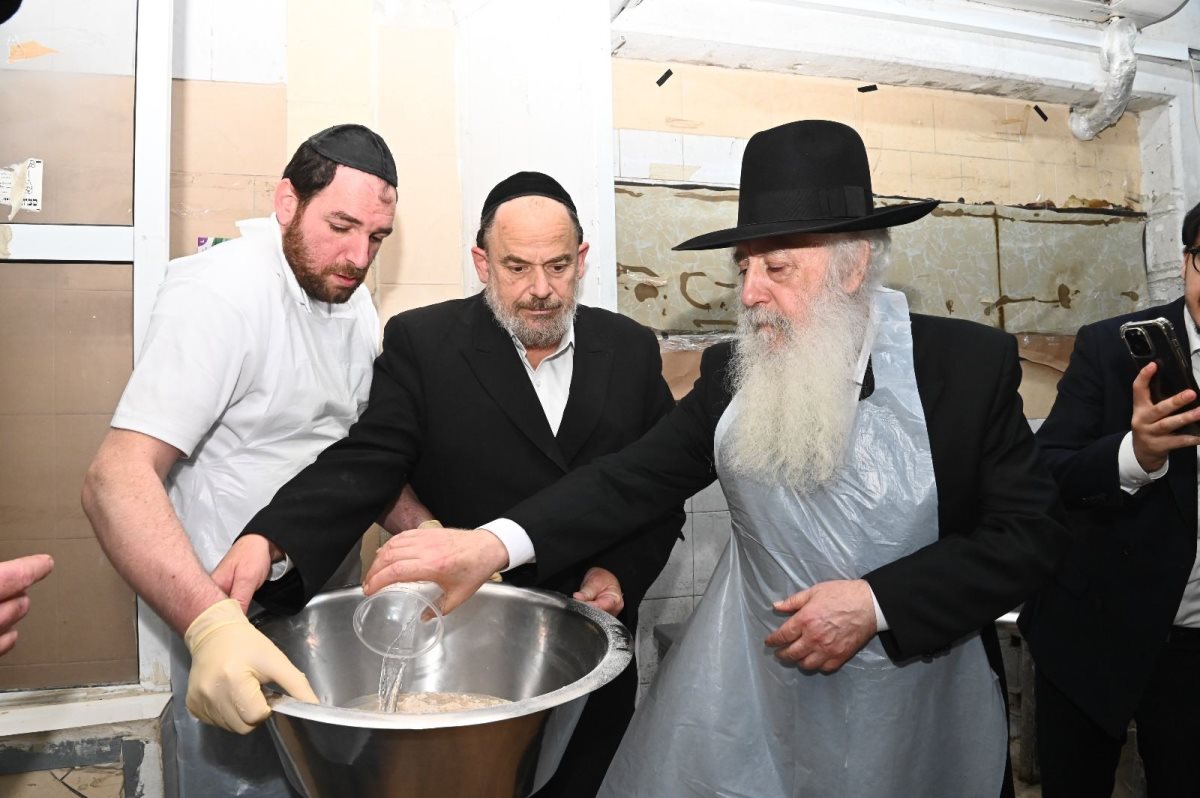 רבי דוד פינטו באפיית המצות. שוקי לרר