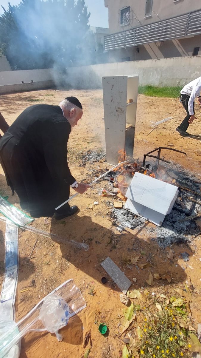 רב העיר הגרי שיינין בשריפת חמץ. א. מיכאלי