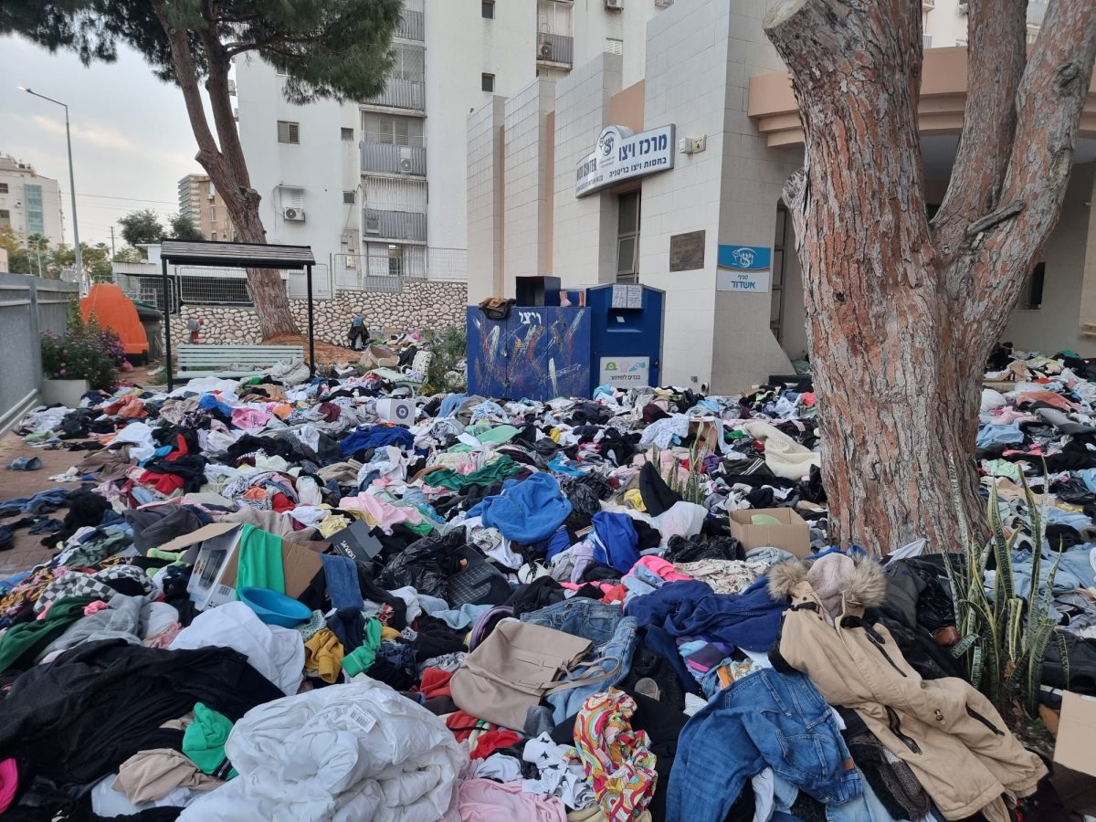 ערימות בגדים בכניסה לויצו באשדוד
