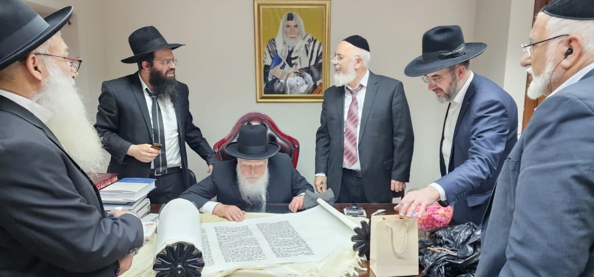 כתיבת אותיות לספר התורה החדש. א&#39; מיכאלי