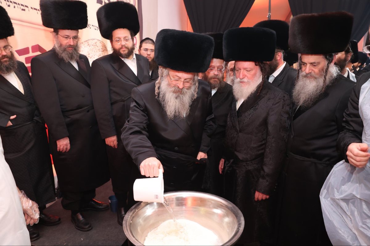 אפיית המצות בגור. יוסי רוזנבוים