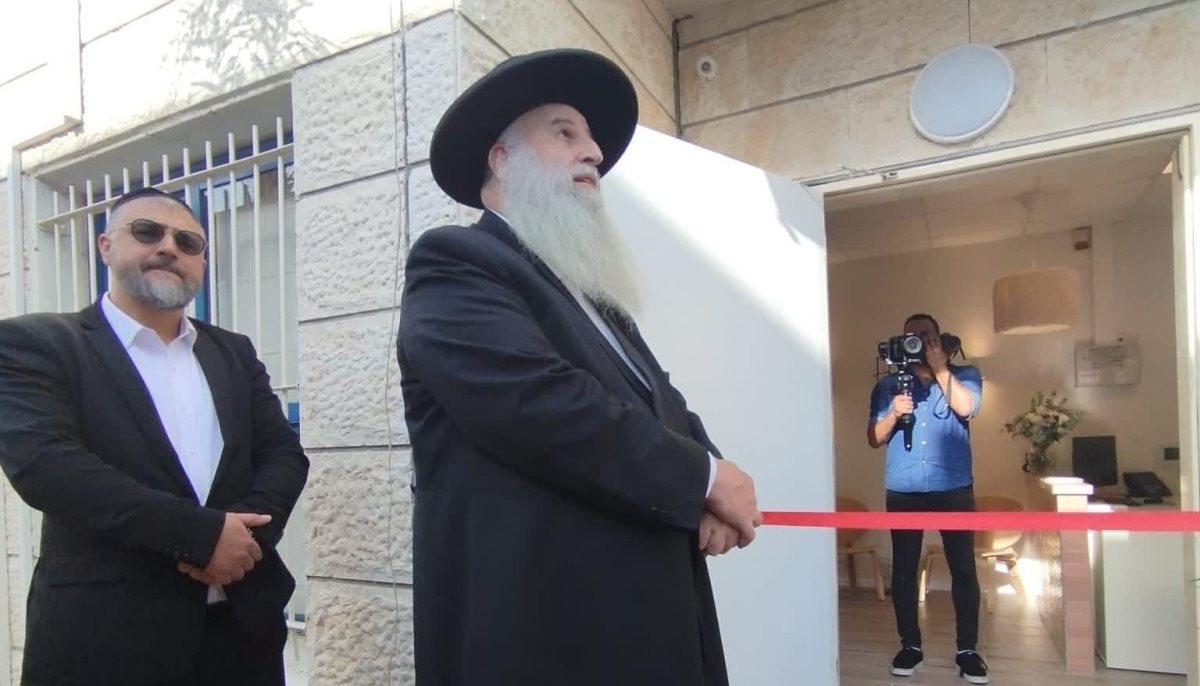 הרב אבוחצירא חונך את מרכז הסיוע. מ&#39; מיכאלי