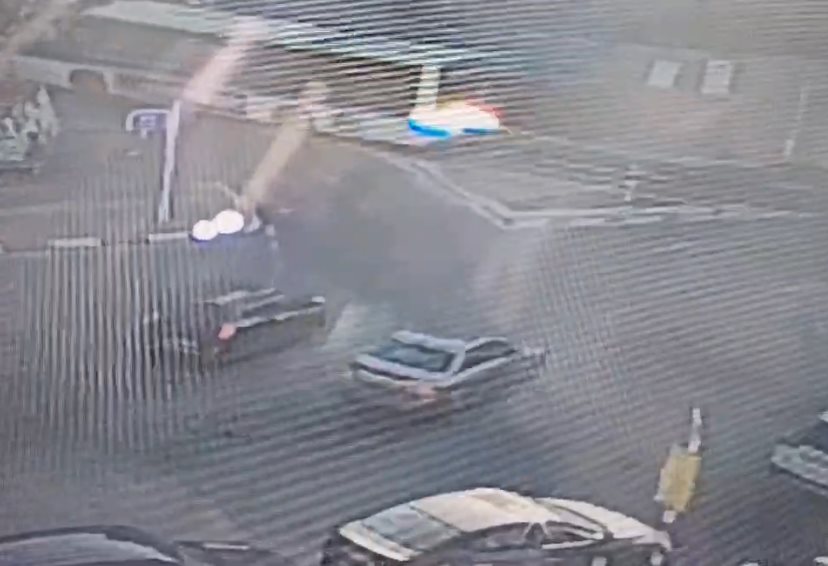 נוהג בפראות וחוסם רכב אחר