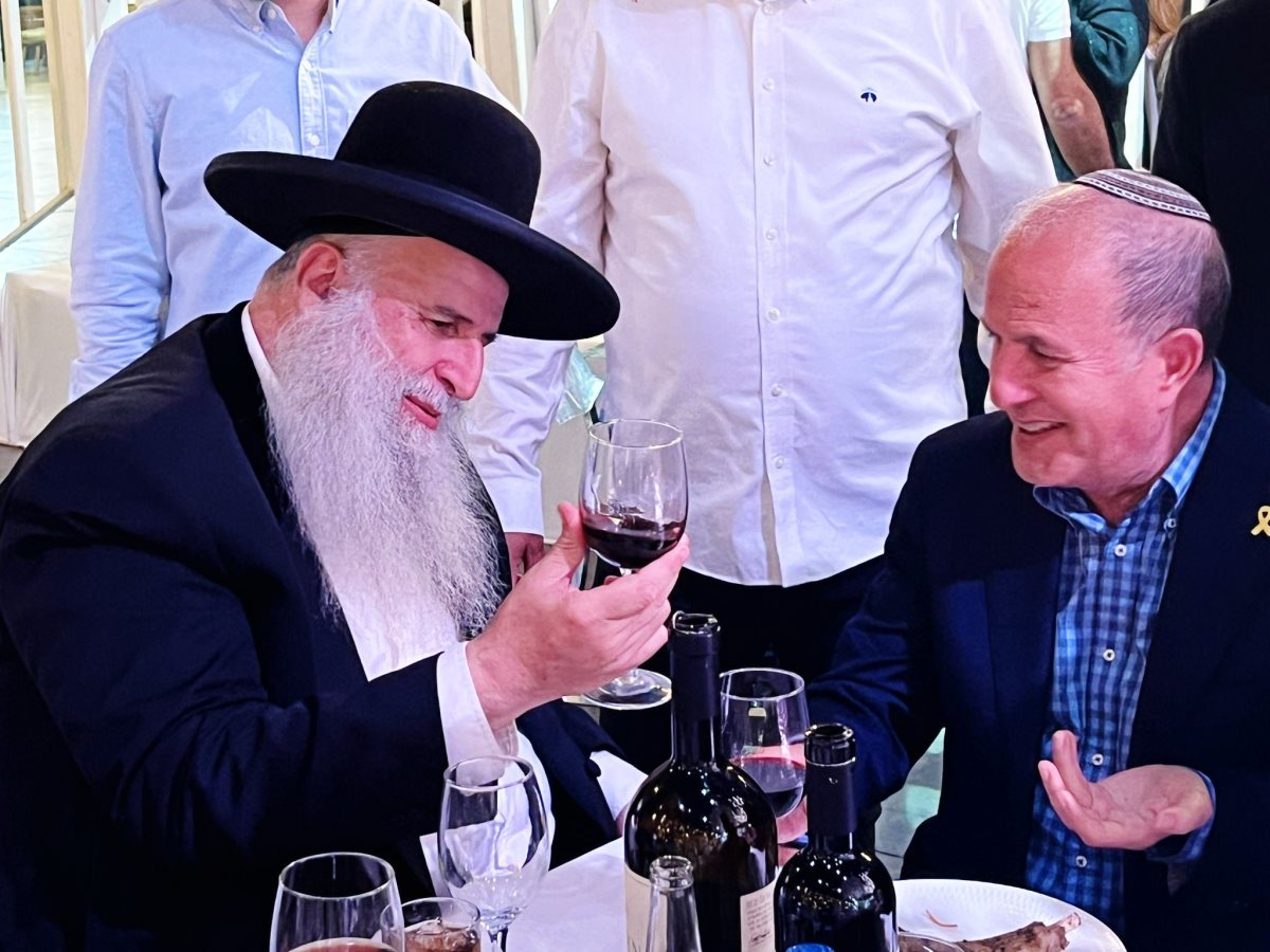 ראש העיר והרב מאיר אבוחצירא בהכנסת ספר התורה. א' מיכאלי