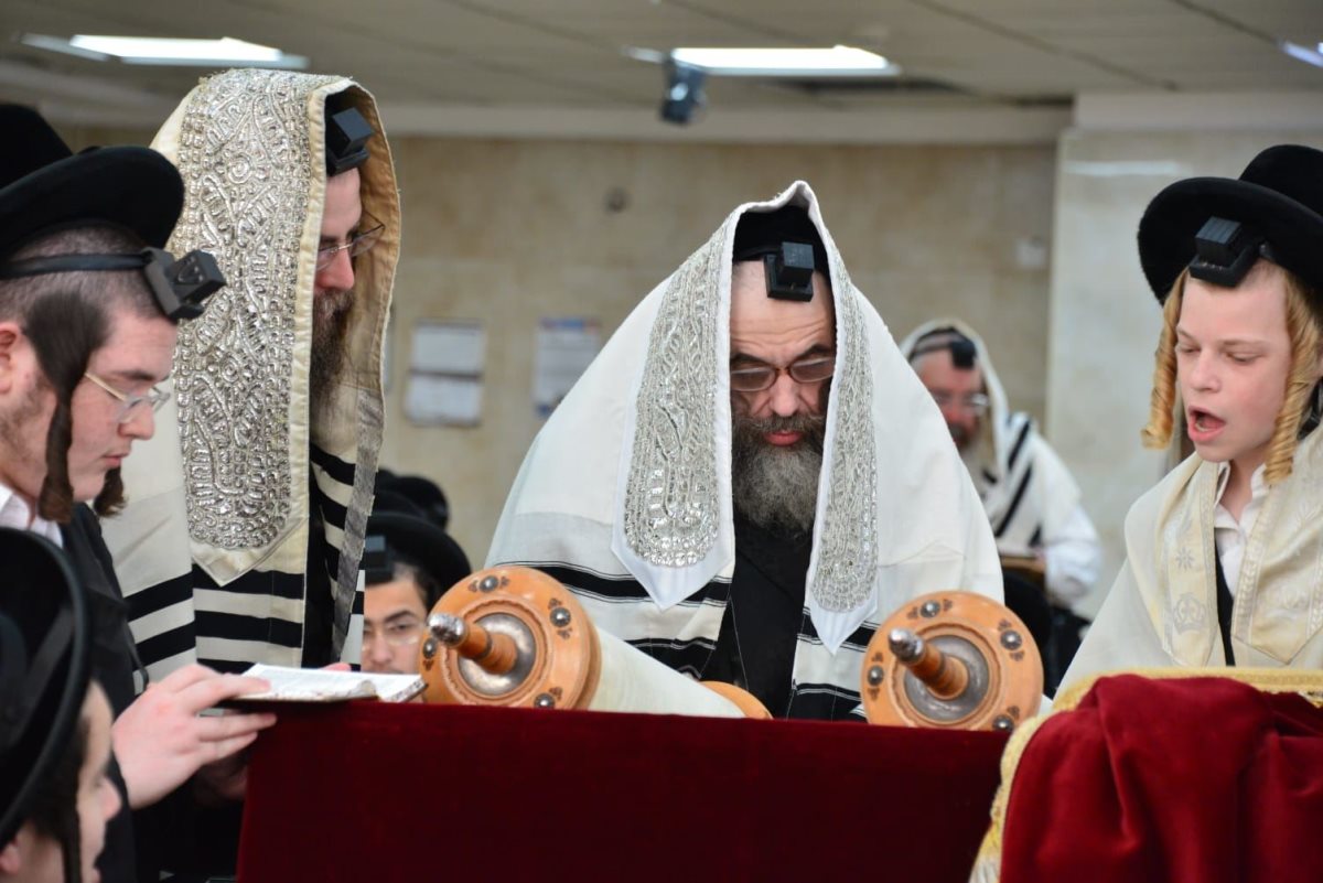 אבד ויזניץ עם תלמידי הישיבה. יוסי לוי