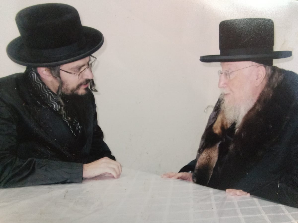 האדמטר נביאחא עם הגרב הגר. קירא