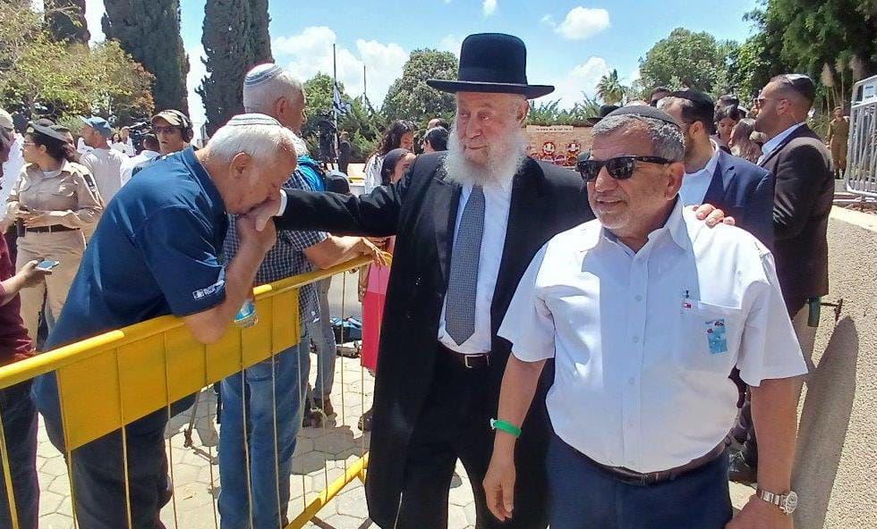 הרב שיינין עם המוהל בן מנחם ביציאה מבית העלמין, ביום הזכרון. א' מיכאלי