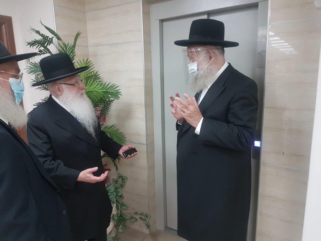 יחסים לבביים. עם רעהו רב העיר הגרח פינטו. א מיכאלי