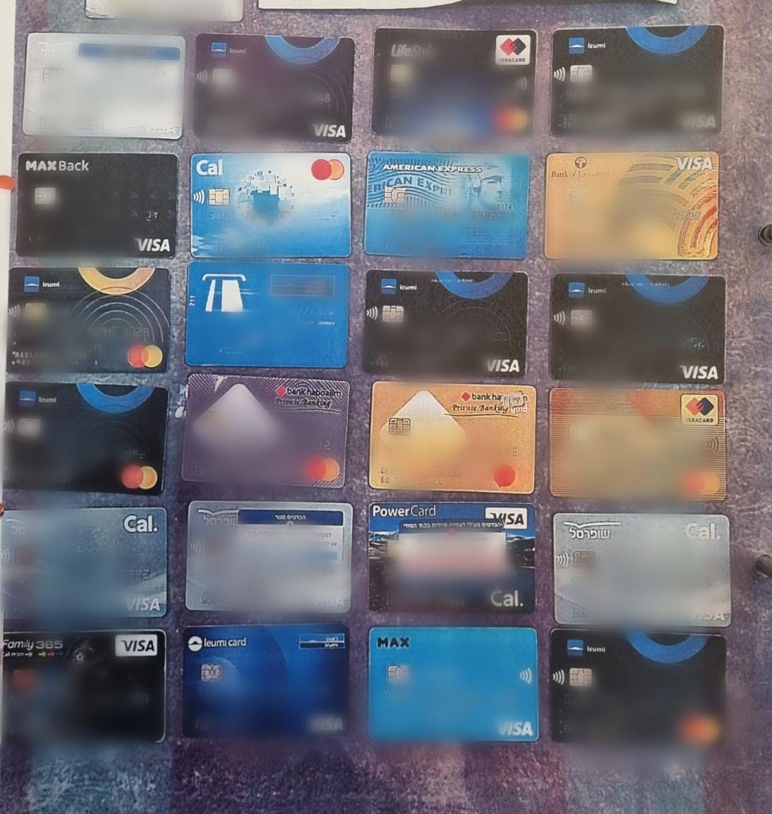 כרטיסי האשראי שנלכדו ברשות החשוד. צילום: דוברות המשטרה