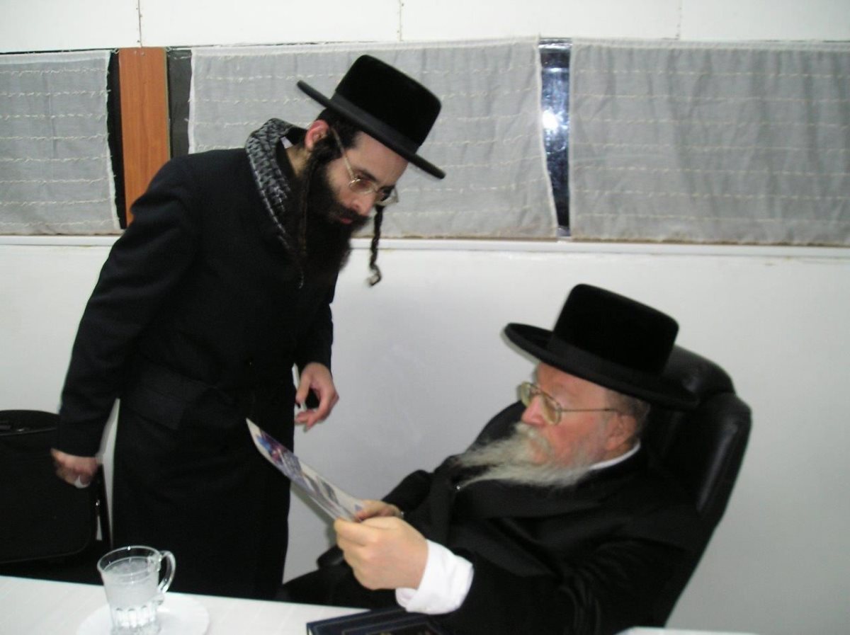 משנה חינוכית סדורה. הרב רוזנברג בחדרו של הרבי מביאלא זיע. א &#39;מיכאלי