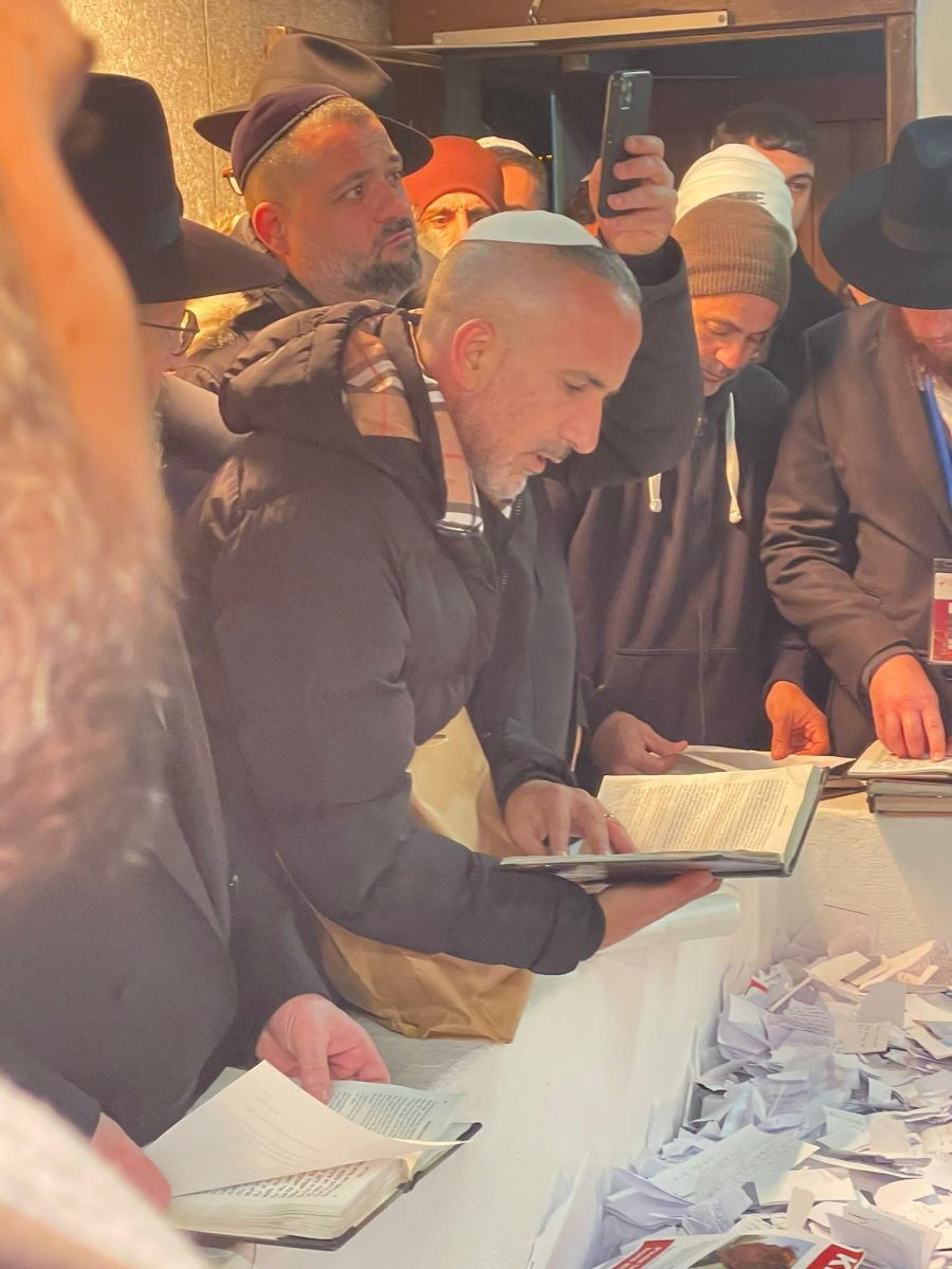 דודה של עמית, שמעון בוסקילה, על הציון. בית חב&quot;ד אשדוד