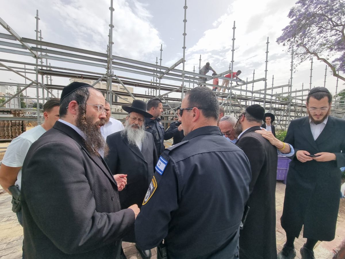 בכירי העיריה בסיור. ללא