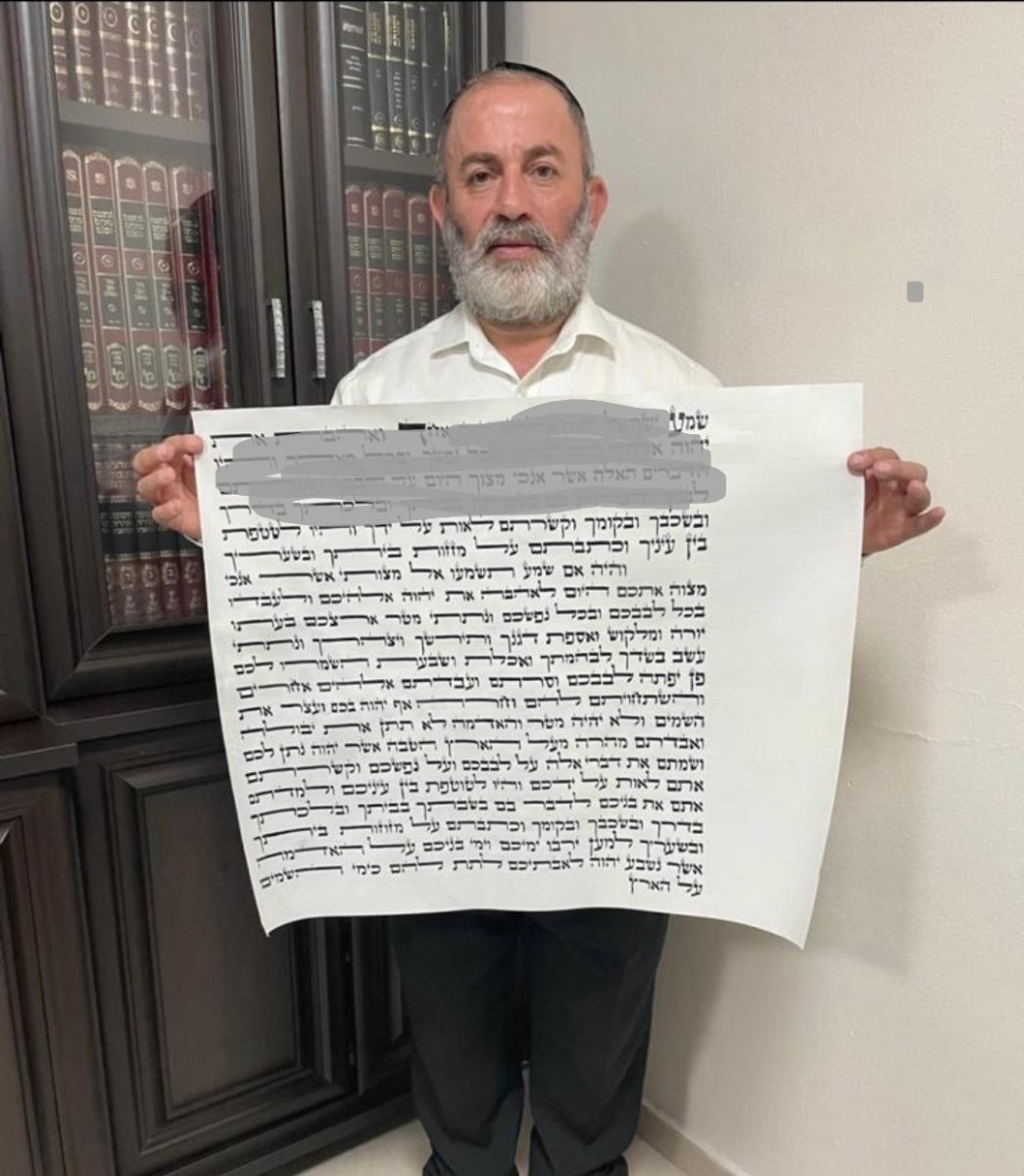 הרב מאיר פרץ עם המזוזה הענקית. המצלם