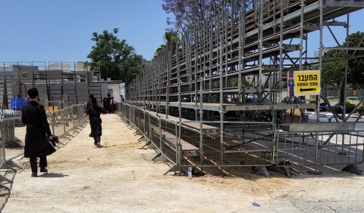 הטריבונה שנבנת לאירוע והמעבר שהוסדר להולכי הרגל 