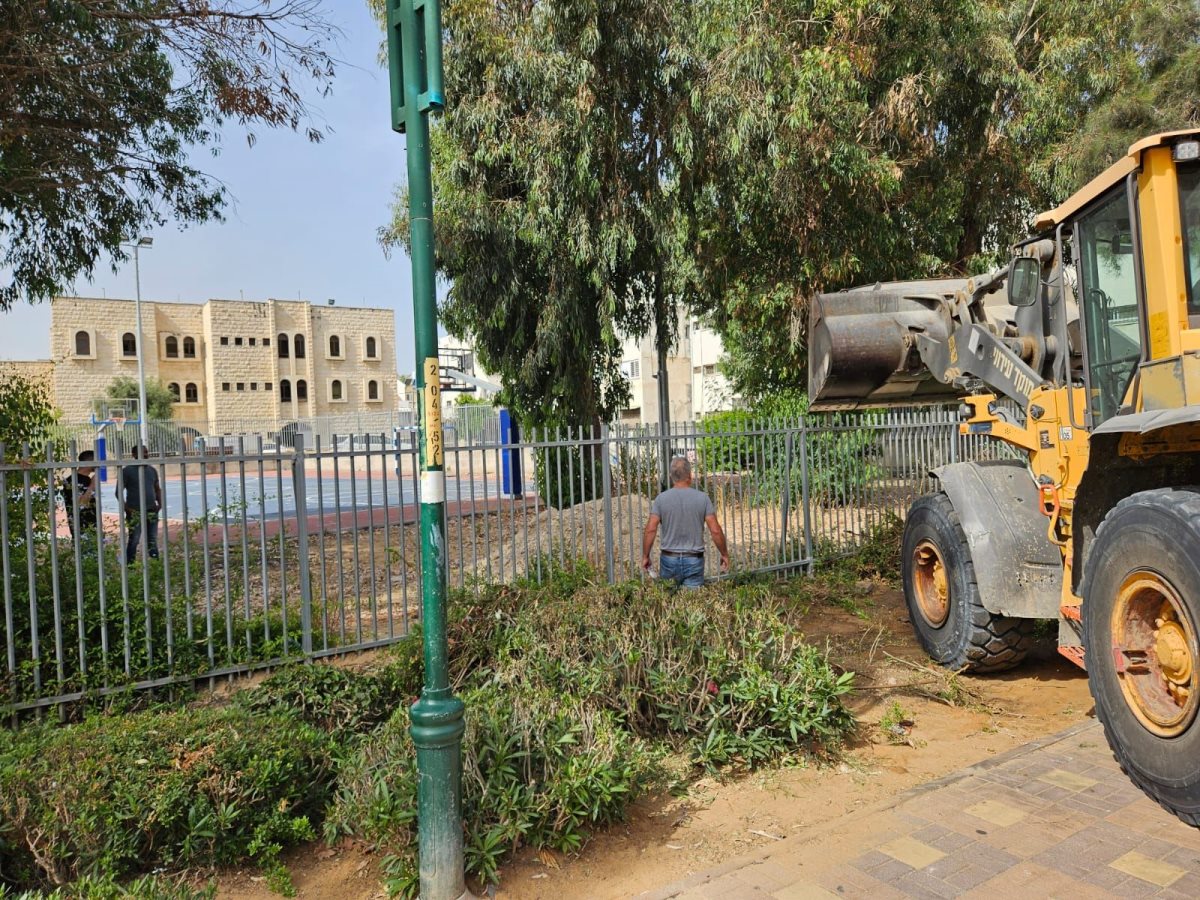 נערכים להדלקה בחצר רבי רפאל אבוחצירא. המצלם