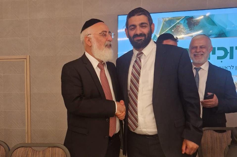 הרב עובדיה דהן עם שר הדתות. א' מיכאלי