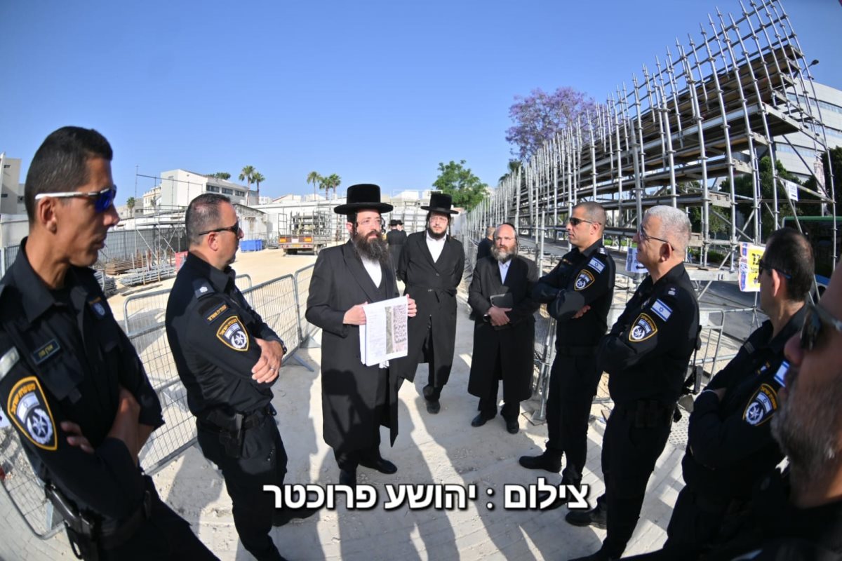 בכירי המשטרה במתחם ויזניץ. יהושע פרוכטר