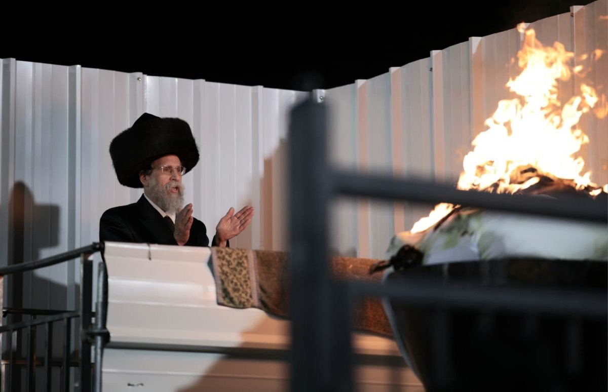 האדמור מבויאן בהדלקה במירון הלילה. ארז עוזיר, בנדה הפקות