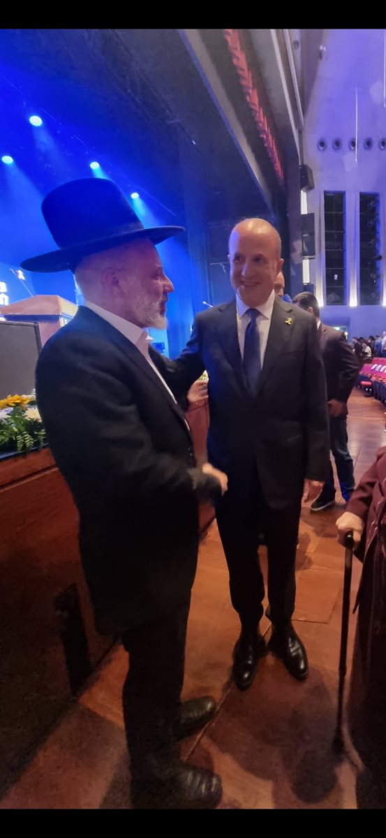 ראש העיר, הרב שור ואמו, היום בטקס. דוברות העיריה