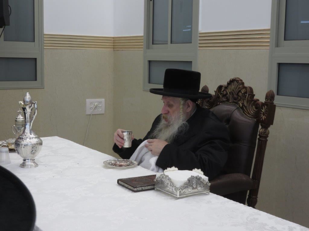 האדמור מטשארנאביל בסעודה. א. מיכאלי