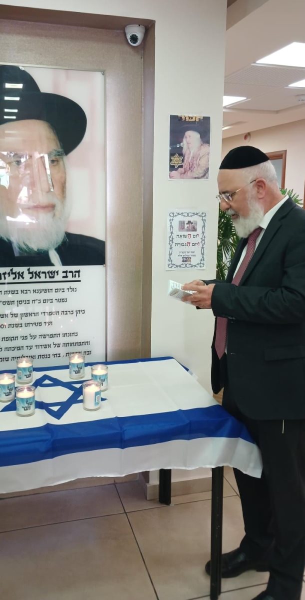 הרב דהן מעלה את הנרות. א&#39; מיכאלי