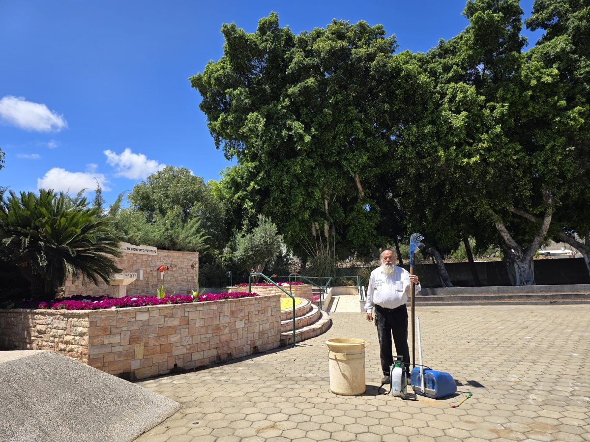 יעקב אלברשטיין ברחבת הטקסים חלקה צבאית אשדוד