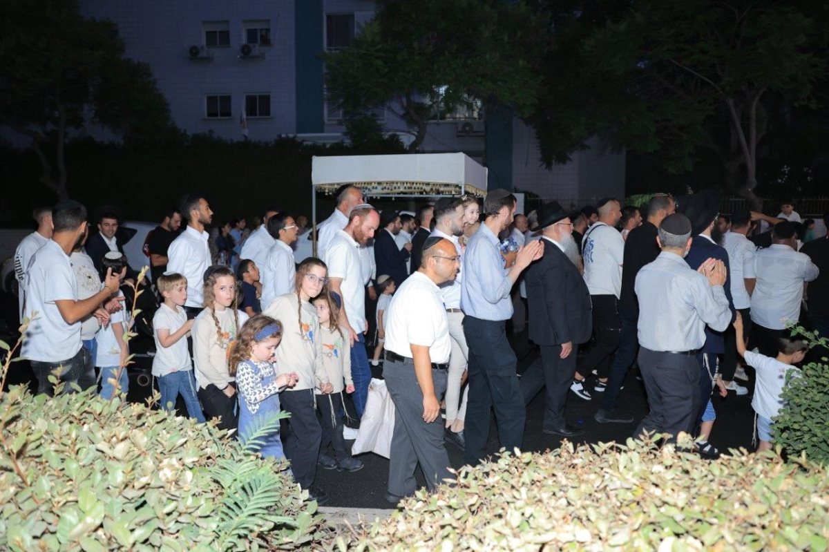 הכנסת ספר התורה. מ' מיכאלי