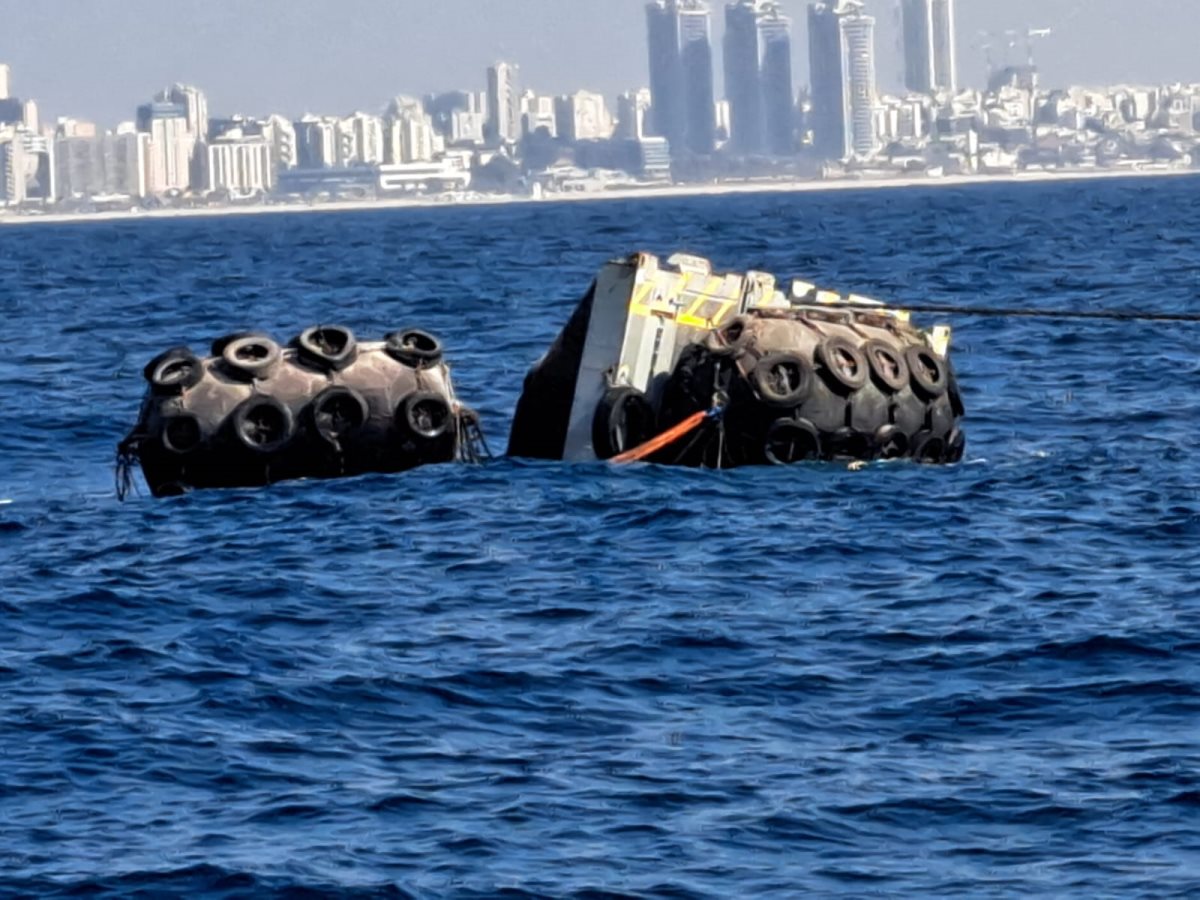 הדוברה השקועה מול חופי אשדוד (צילום עמיר ארד, המשרד להגנת הסביבה)