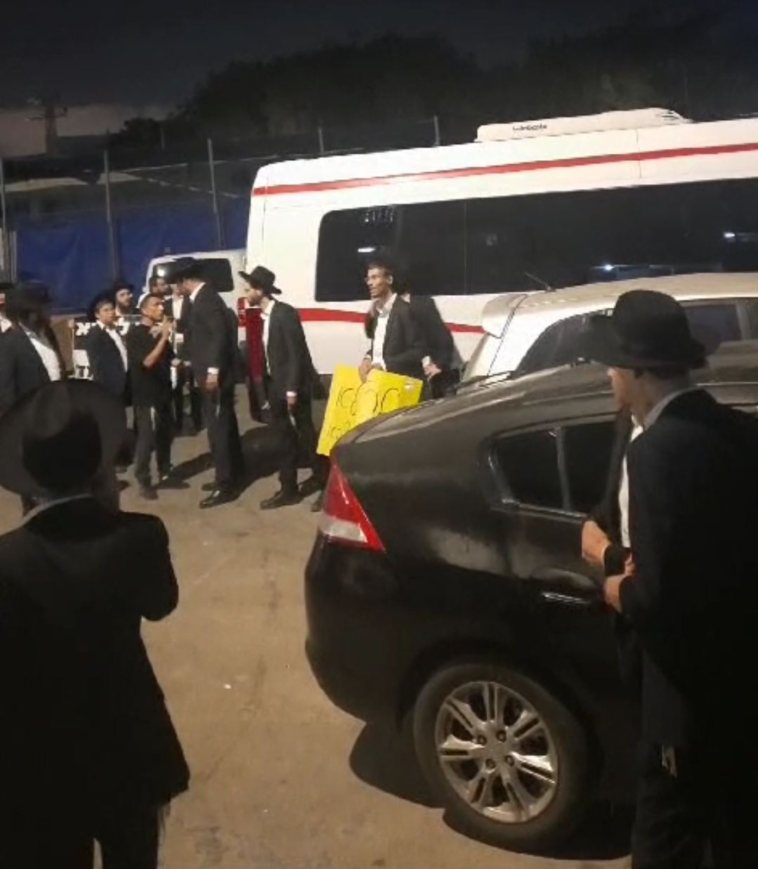 הפגנת אנשי הפלג. מתוך הסירטון (לפי תקז&quot;י 27 א)