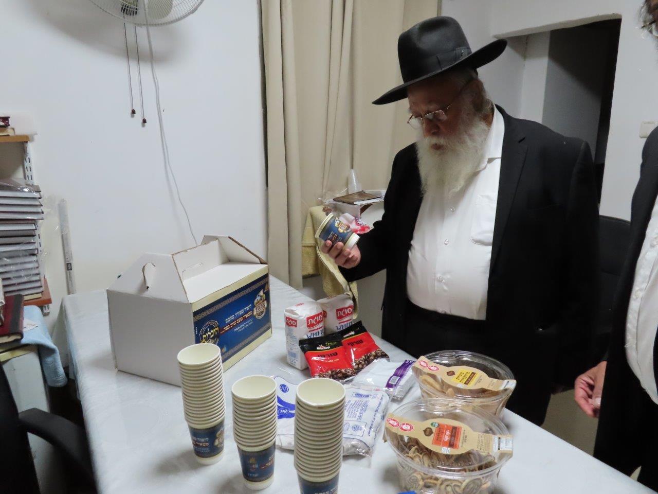 הרב מאיר כהן בוחן את מארזי היכלות. מ מיכאלי