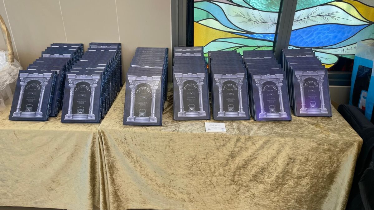 החומשים שחולקו לתלמידים. מ מיכאלי