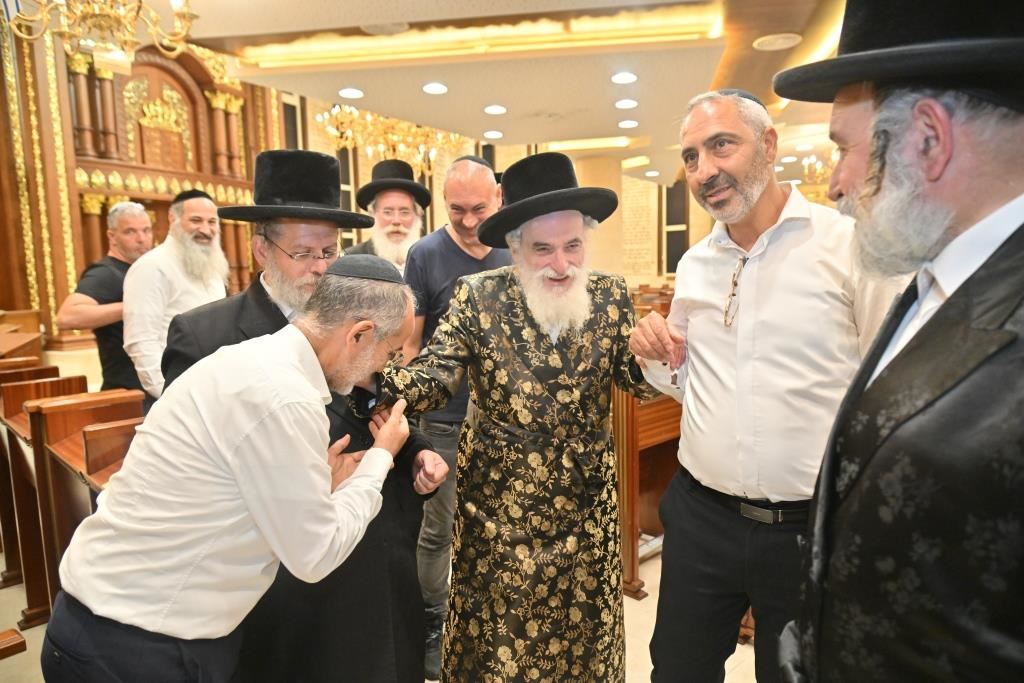 האדמור מויזניץ בביהכ מעם לועז. יהושע פרוכטר