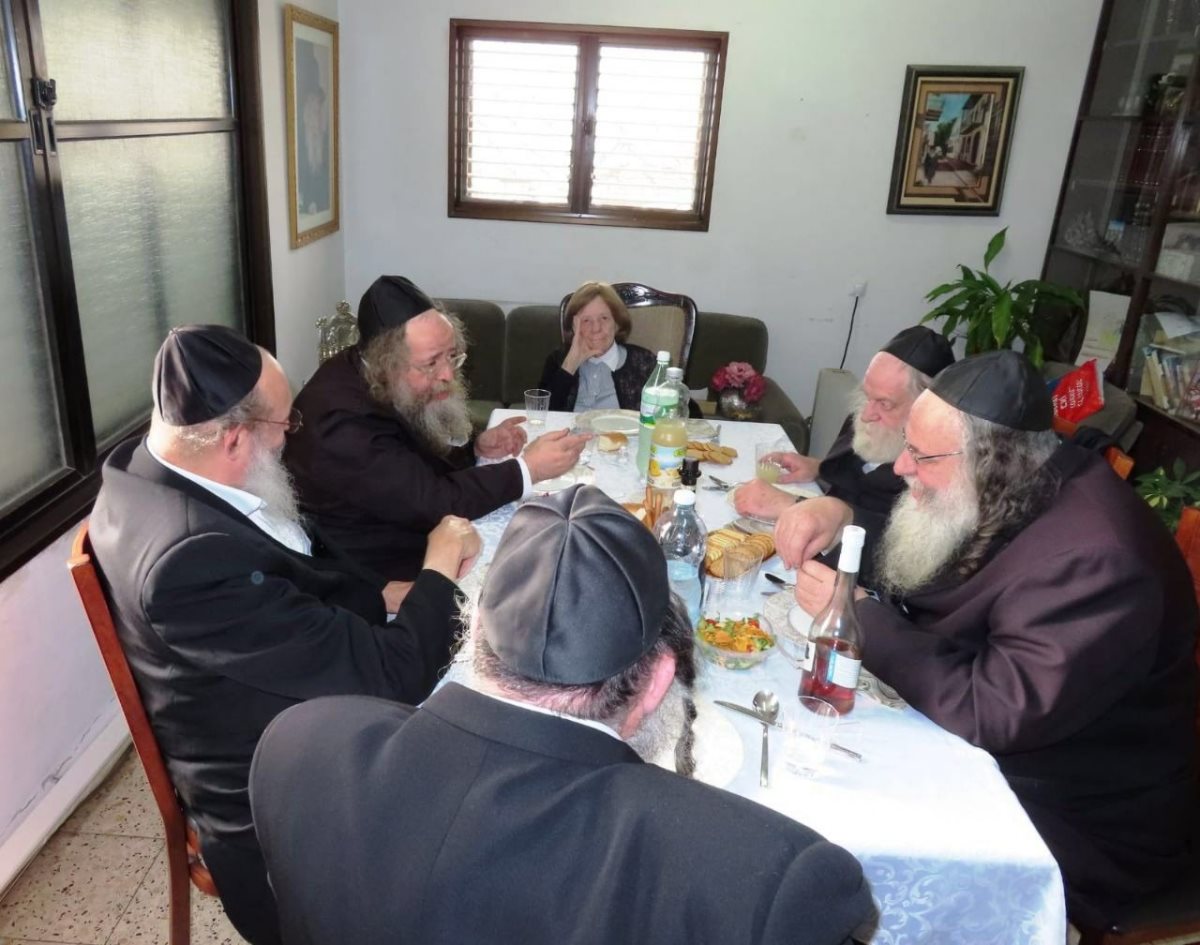 הרבנית ע&quot;ה עם בניה הגאונים שליט&quot;א. מתפרסם לפי חז&quot;י 27א 