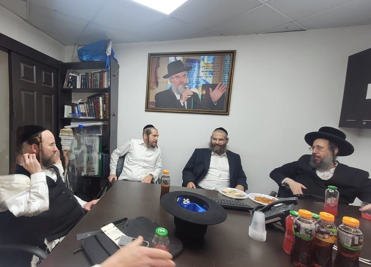 רגע הבשורה. יד לאחים