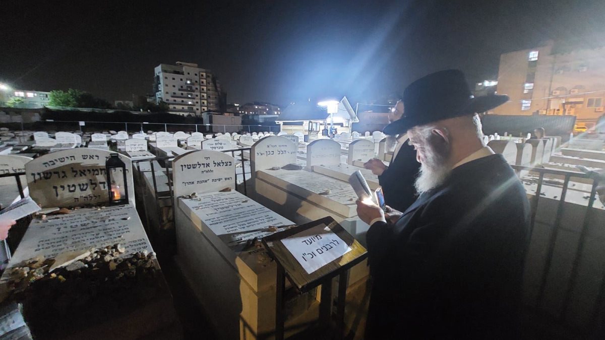 רב העיר הגרי שיינין על קברו של הגרג אדלשטיין זצל. המשפחה