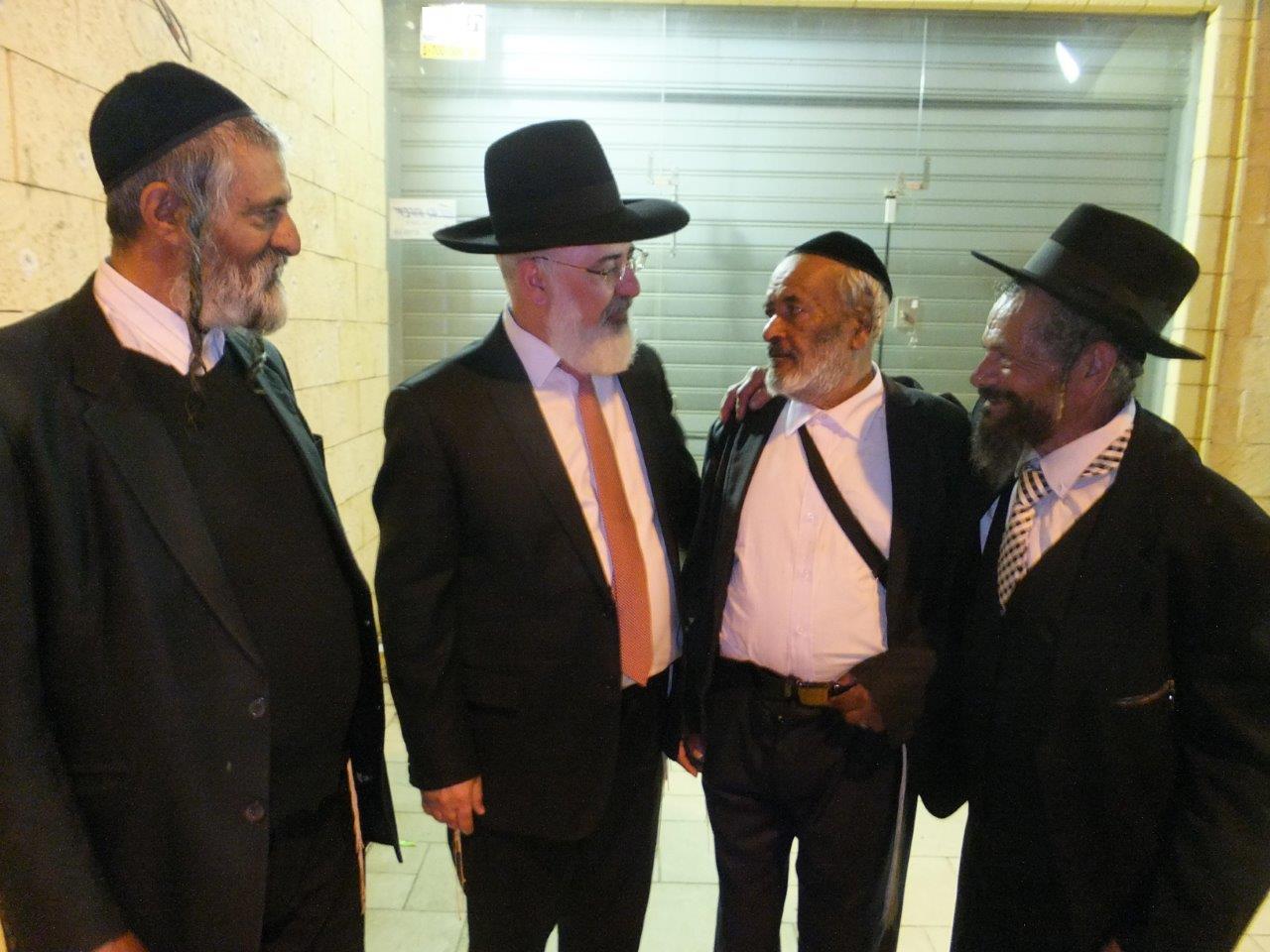 בתמונה: הרב עובדיה דהן עם עולים מתימן בביקור מאשדוד, מימין אחיו של המנוח ר' שלום קרני. א' מיכאלי